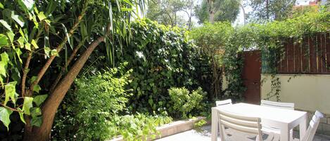 屋外ダイニングエリア