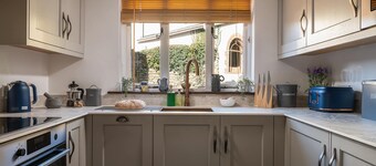 Peacock Cottage - sleeps 4 guests in 2 bedrooms