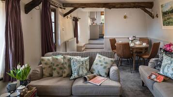 Smart-tv, dvd-spelare, bordsfotboll och ett bordtennisbord