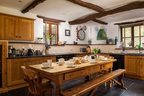 Fridge, microwave, oven, stovetop - The Georgian House - sleeps 9 guests  in 5 bedrooms (Ilfracombe)