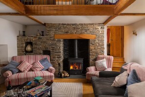 Smart TV, fireplace, DVD player, table football - Old Barn - sleeps 10 guests  in 5 bedrooms (Combe Martin)