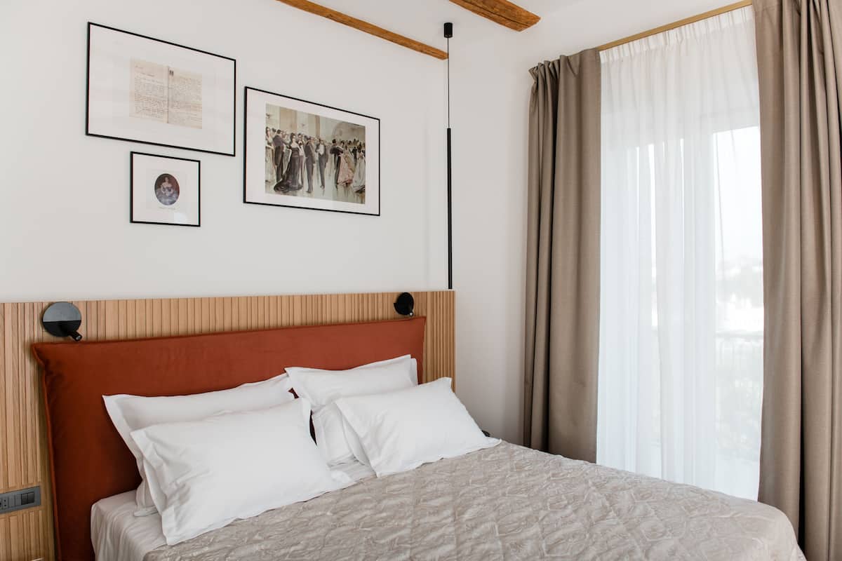 Double Room with Balcony Kontesa Klotilda (first floor), city view | 1 phòng ngủ, két bảo mật tại phòng, màn/rèm cản sáng, phòng cách âm 