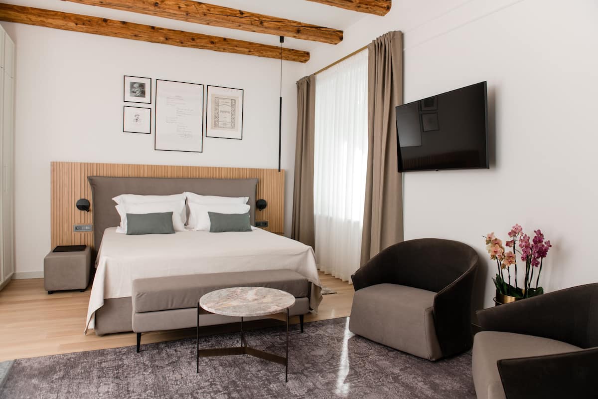 Deluxe Double Room with Bathtub A.G. Matos (first floor) | 1 phòng ngủ, két bảo mật tại phòng, màn/rèm cản sáng, phòng cách âm 