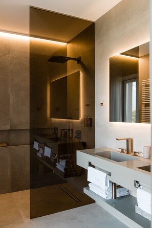 Double Room with Balcony Kontesa Klotilda (first floor), city view | Badkamer | Pantoffels