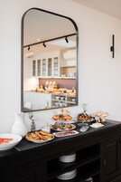 Desayuno con opciones de la cocina local incluido todos los días 