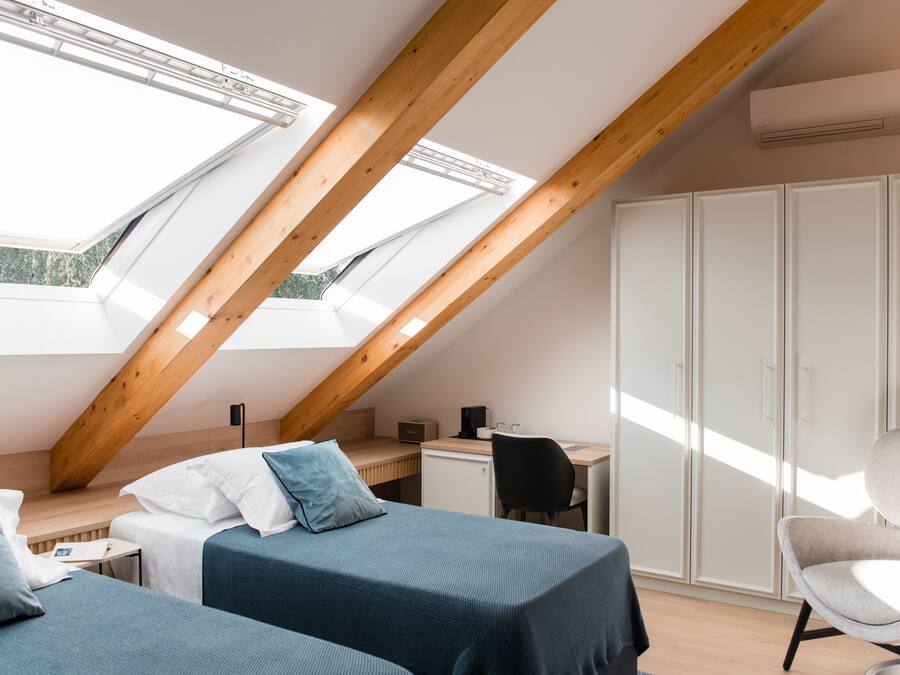 Un dormitorio moderno con tragaluces, un escritorio y un armario.