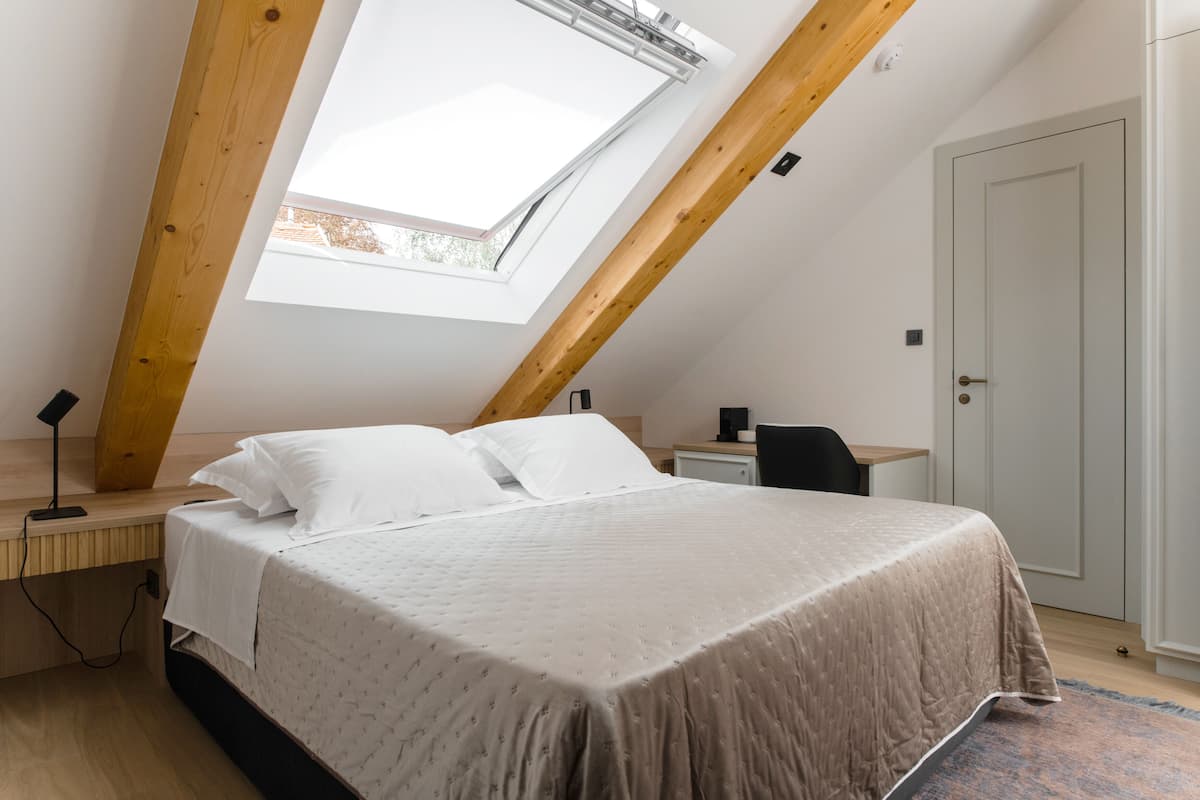 Double Room D. Demeter (second floor) | 1 phòng ngủ, két bảo mật tại phòng, màn/rèm cản sáng, phòng cách âm 