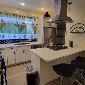 Fridge, microwave, oven, dishwasher - Casa con Buen Espacio (Newark)