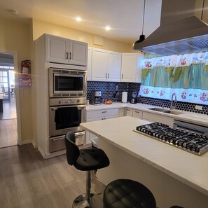 Fridge, microwave, oven, dishwasher - Casa con Buen Espacio (Newark)