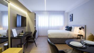 Hypo-allergenic bedding, individually decorated, desk, free WiFi