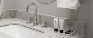 Shower, hair dryer, towels, soap - Charlie The Arch Moinhos  (Porto Alegre)