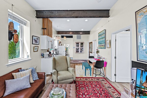 Smart TV, libros y biblioteca musical 