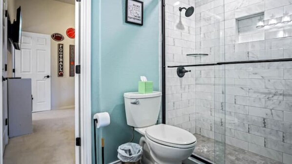 SĂšche-cheveux, serviettes fournies, papier toilette