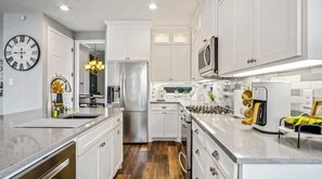 Kylskåp, mikrovågsugn, ugn och diskmaskin