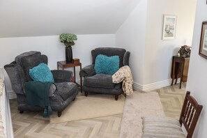 Interior - Lakeview Retreat (Garrykennedy)