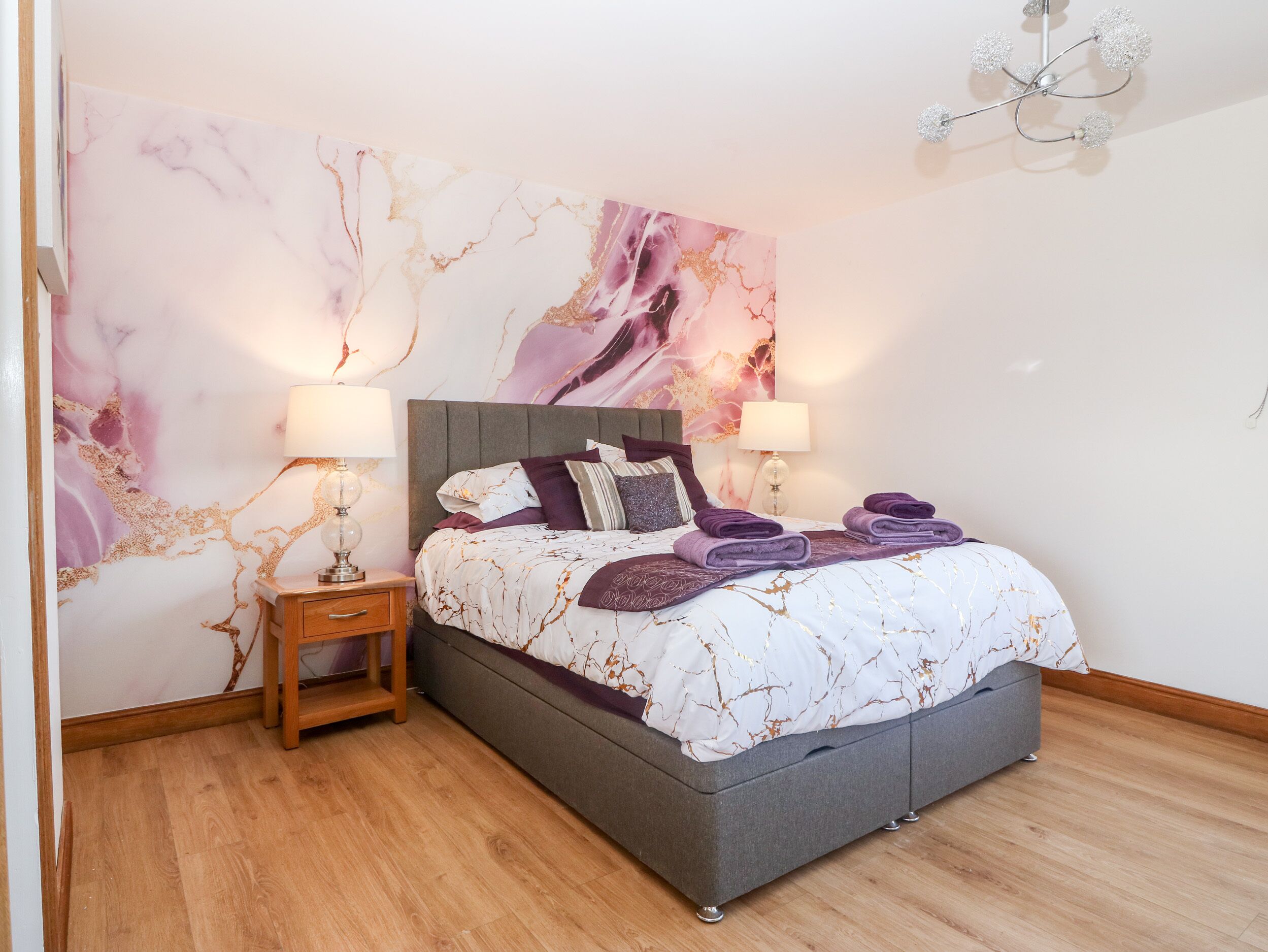 4 Schlafzimmer, individuell dekoriert, individuell eingerichtet