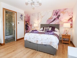 4 bedrooms, individually decorated, individually furnished, free WiFi