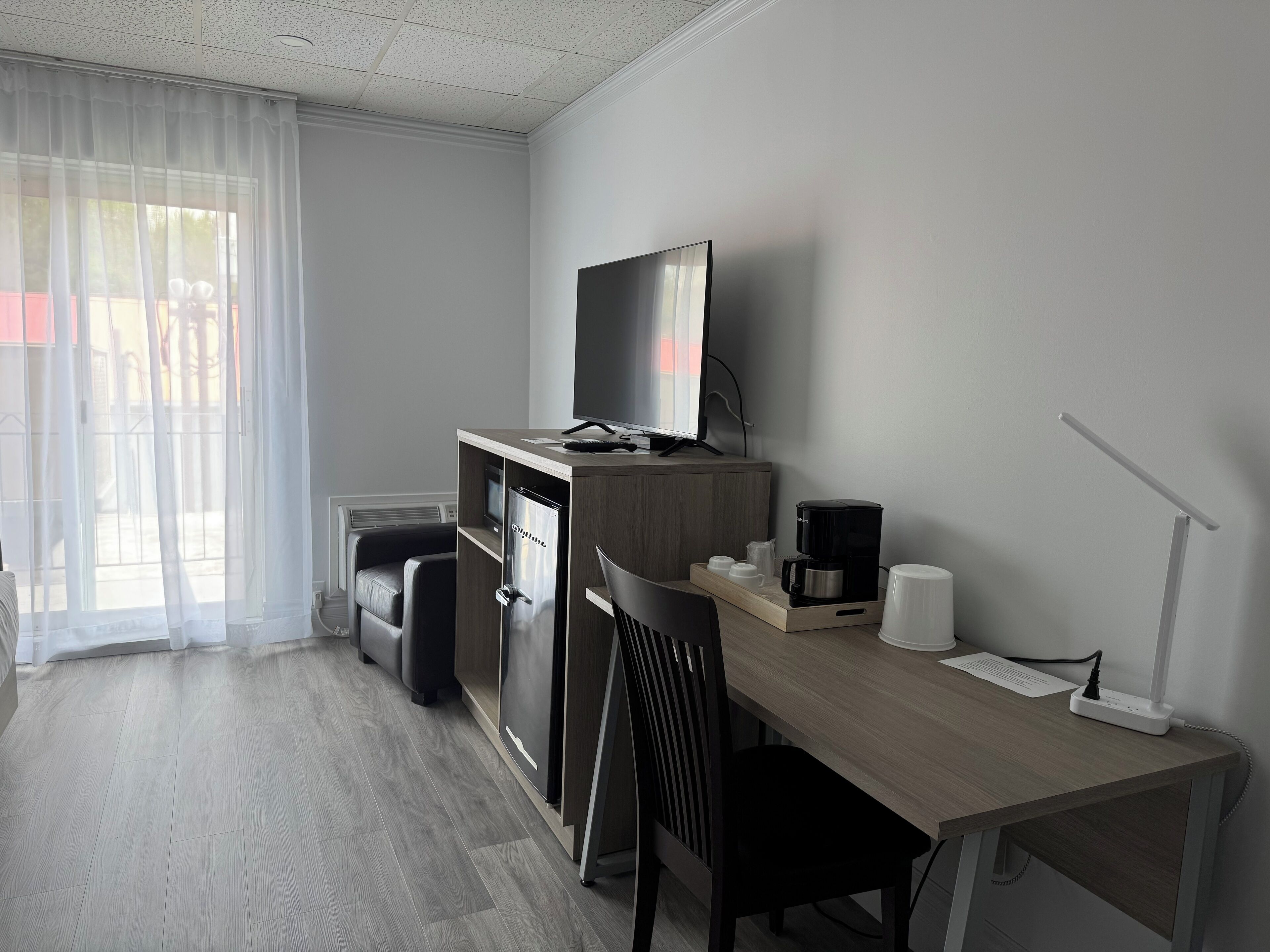 Mörkläggningsgardiner, ljudisolering och strykjärn/strykbräda