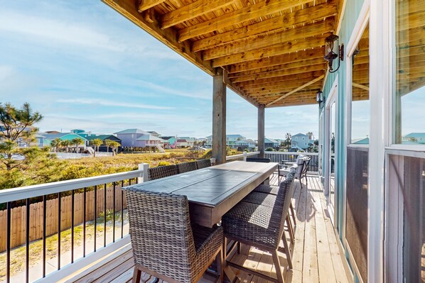 Outdoor dining - Lagoon view with heated pool, elevator, alfresco dining, & W/D - dog-friendly (Gulf Shores)