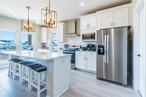 Fridge, microwave, oven, stovetop - Lagoon view with heated pool, elevator, alfresco dining, & W/D - dog-friendly (Gulf Shores)