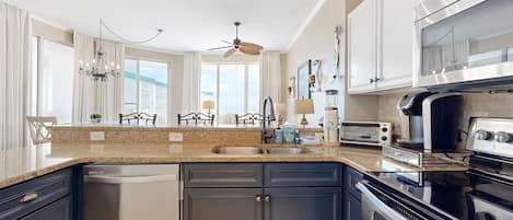 冷蔵庫、電子レンジ、オーブン、コンロ