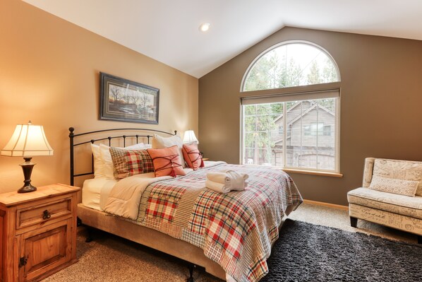 5 bedrooms, iron/ironing board, internet, bed sheets - Idyllic nature retreat near skiing with large yard, fireplace, deck, & game room (South Lake Tahoe)