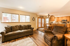 TV, fireplace, video games, books - Idyllic nature retreat near skiing with large yard, fireplace, deck, & game room (South Lake Tahoe)