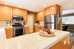 Fridge, microwave, oven, stovetop - Idyllic nature retreat near skiing with large yard, fireplace, deck, & game room (South Lake Tahoe)