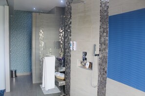 تجهيزات دش، مجففات شعر، مناشف، صابون