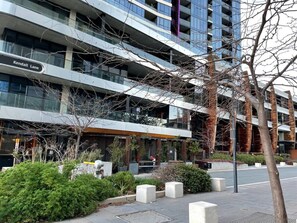 Exterior - New to VRBO: Luxury Apartment in Popular NewActon Precinct-City (Canberra)