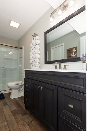 Dusj, hårføner, håndklær og såpe