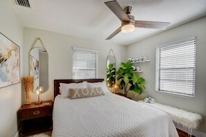 3 Schlafzimmer, Schreibtisch, Bügeleisen/Bügelbrett, WLAN