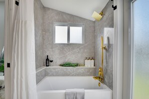Douche, sĂšche-cheveux, serviettes fournies, savon