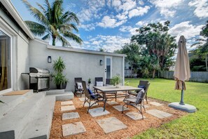 Outdoor dining - Black Flamingo: Flamingo Park Walkable, Pet Friendly, Fenced In Yard
 (West Palm Beach)