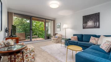 Een televisie en boeken