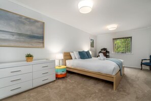 2 bedrooms, desk, iron/ironing board, WiFi - Vibrant 2BR Apt | 500m to Manuka/Kingston! (Griffith)