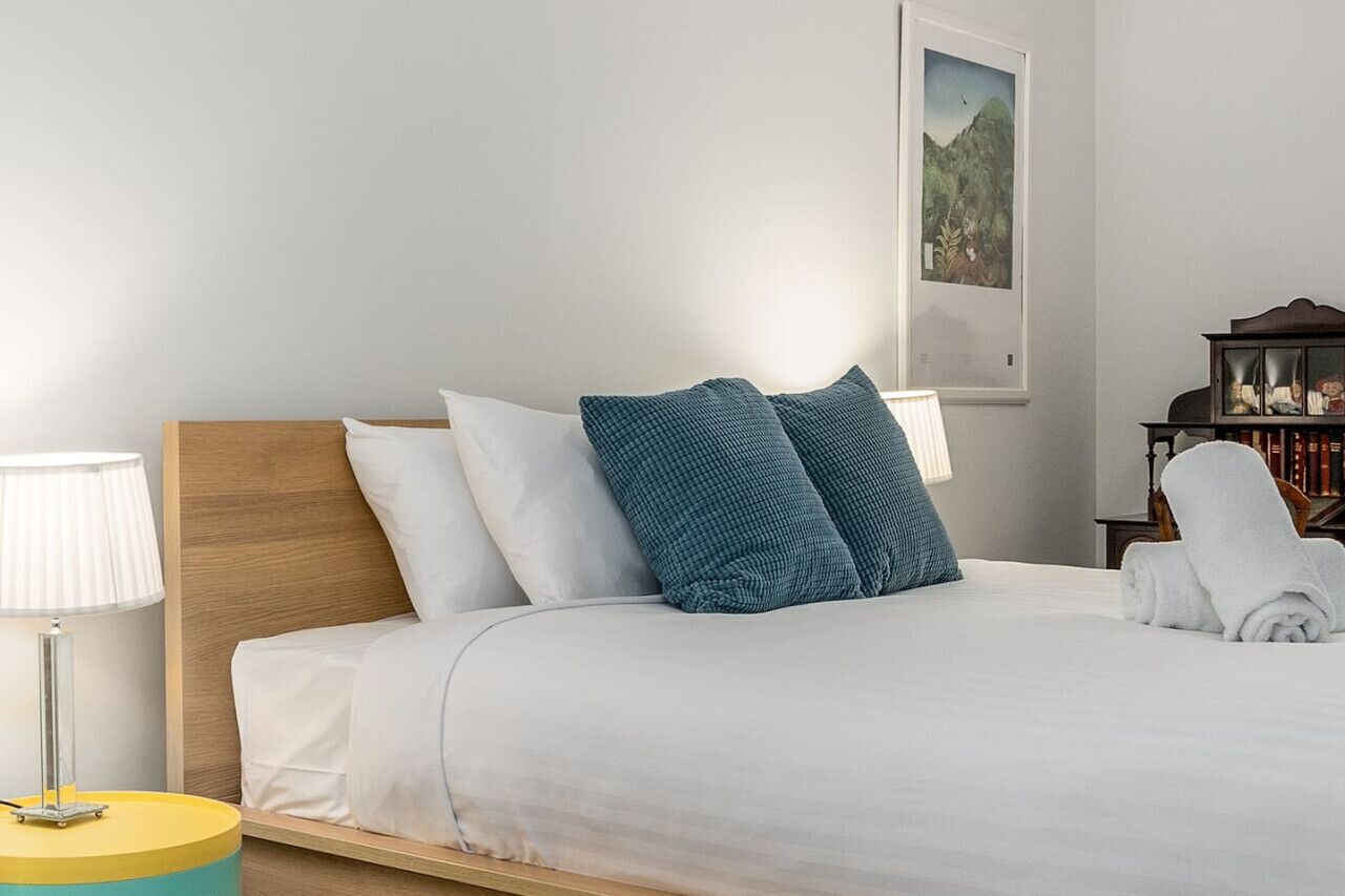 2 slaapkamers, een bureau, een strijkplank/strijkijzer, wifi