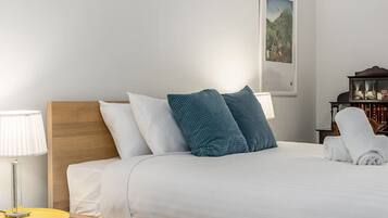 2 slaapkamers, een bureau, een strijkplank/strijkijzer, wifi