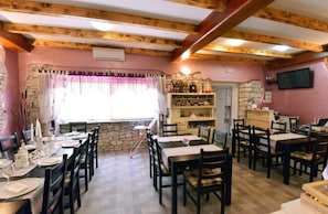 Apartment (Stanza Diniano - with pool - 1 - R1 L) | Dining