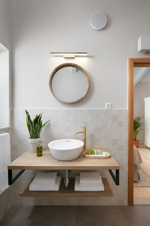 Ducha, secador de pelo, toallas y jabón