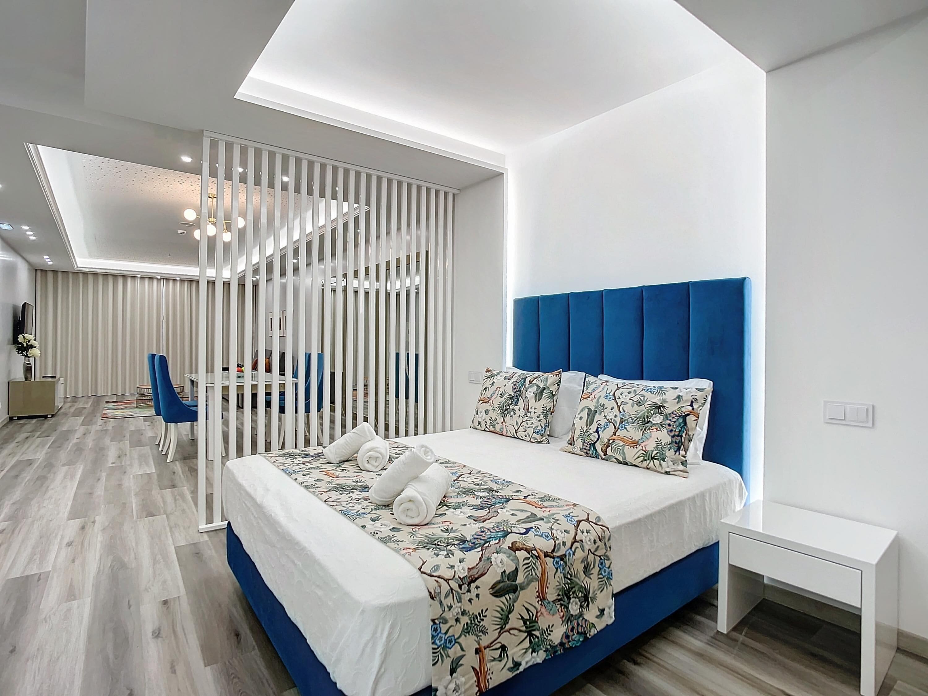 Un dormitorio moderno con una cama grande, un escritorio y una silla.