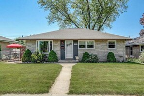 Exterior - Wonderful Family Home Across from Park (Cudahy)