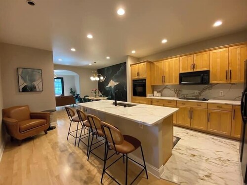 Brady Street Luxury | Close to Downtown | Sleeps 8