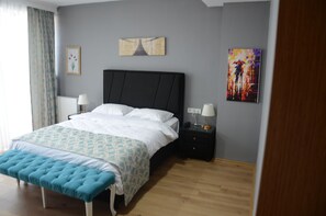 Habitación familiar con 1 cama doble o 2 individuales, no fumadores, vistas a la ciudad | Terraza o patio