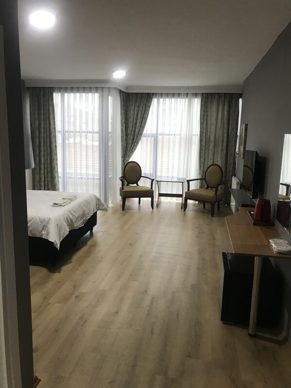 Camera familiare con letto matrimoniale o 2 letti singoli, non fumatori, vista città | Insonorizzazione, Wi-Fi gratuito