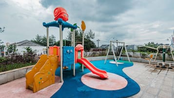 Zona de juegos infantil al aire libre