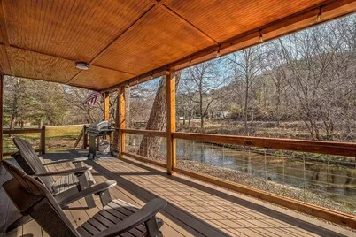 Pet Friendly Creekside Cabin + Hot Tub + Fire Pit
