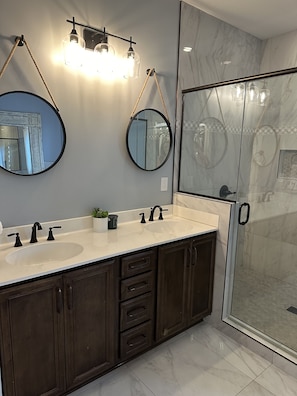 Een douche, een haardroger, handdoeken, zeep