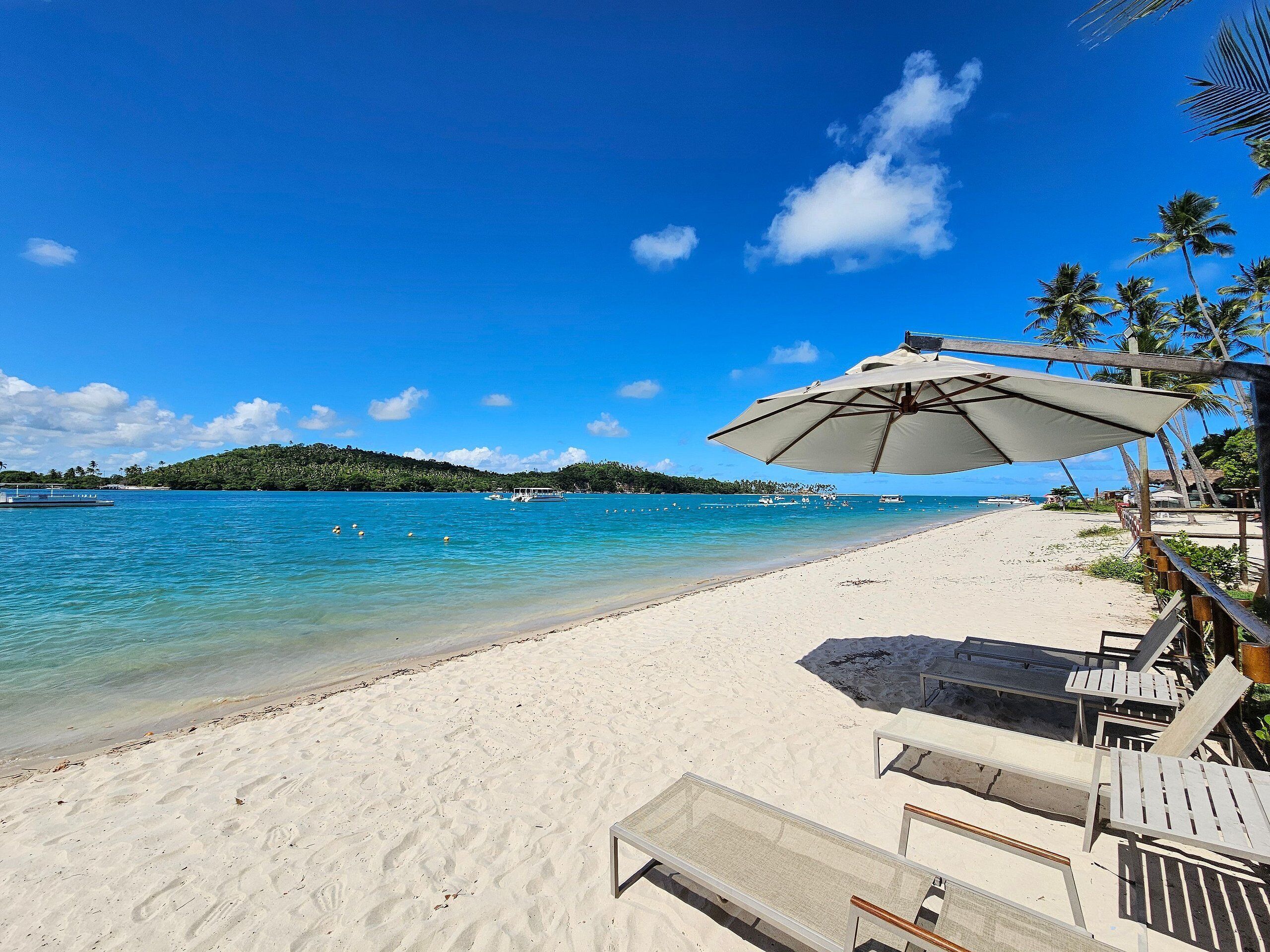 Rannalla, valkoista hiekkaa