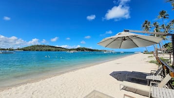 Rannalla, valkoista hiekkaa